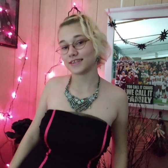 Meet your Posher, Danielle - Picture 1 of 1